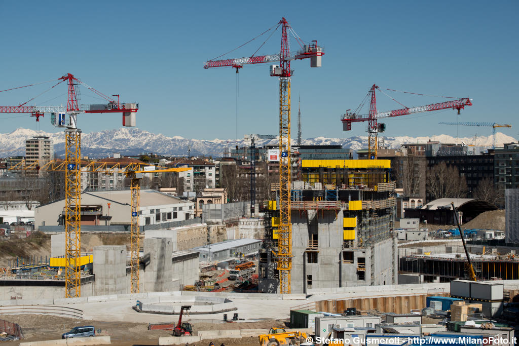  Torre Isozaki e alpi innevate - click to next image