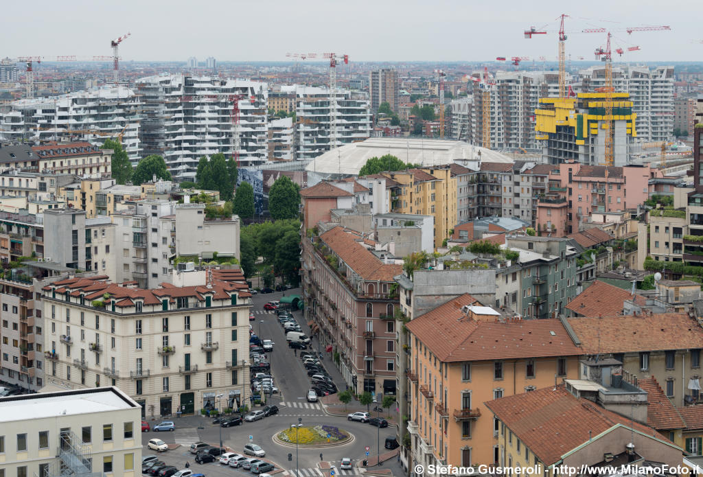  Via Ferrucci e torre Isozaki - click to next image