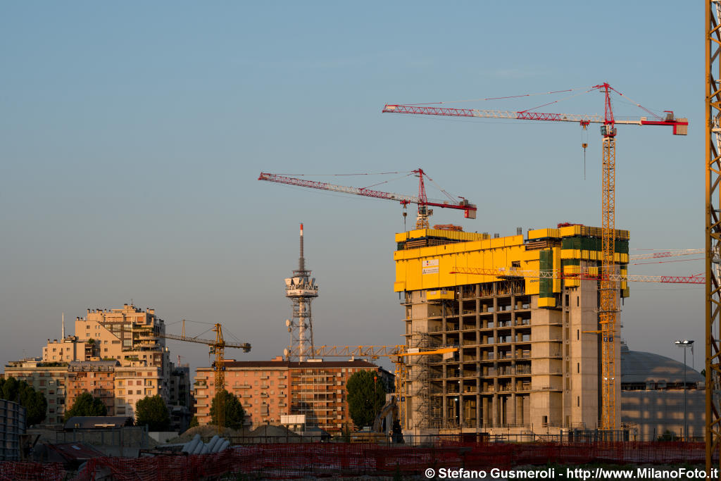  Torre Isozaki in costruzione - click to next image