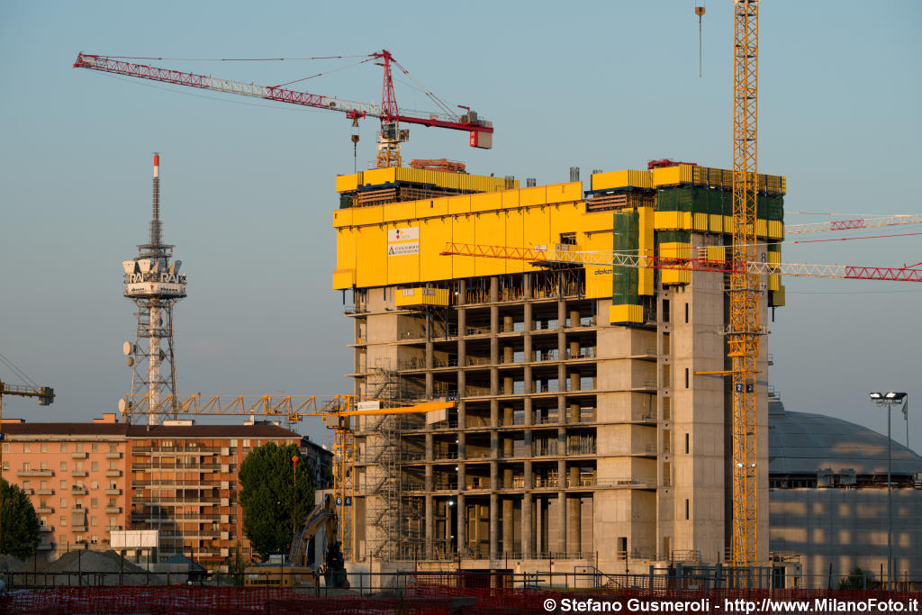  Torre Isozaki in costruzione - click to next image