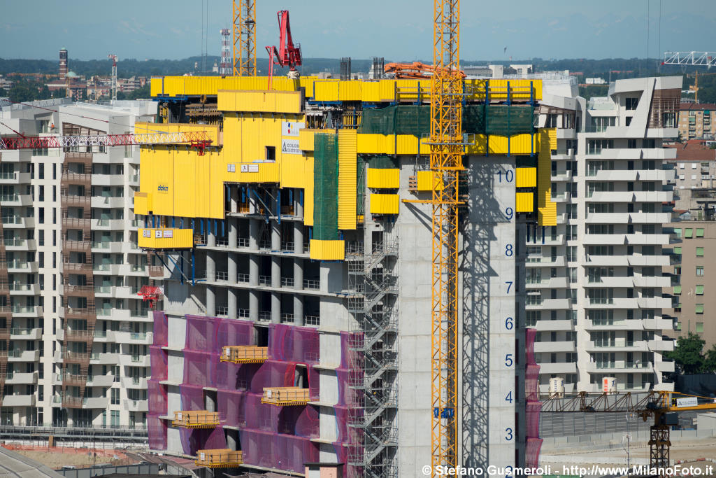  Torre Isozaki in costruzione - click to next image