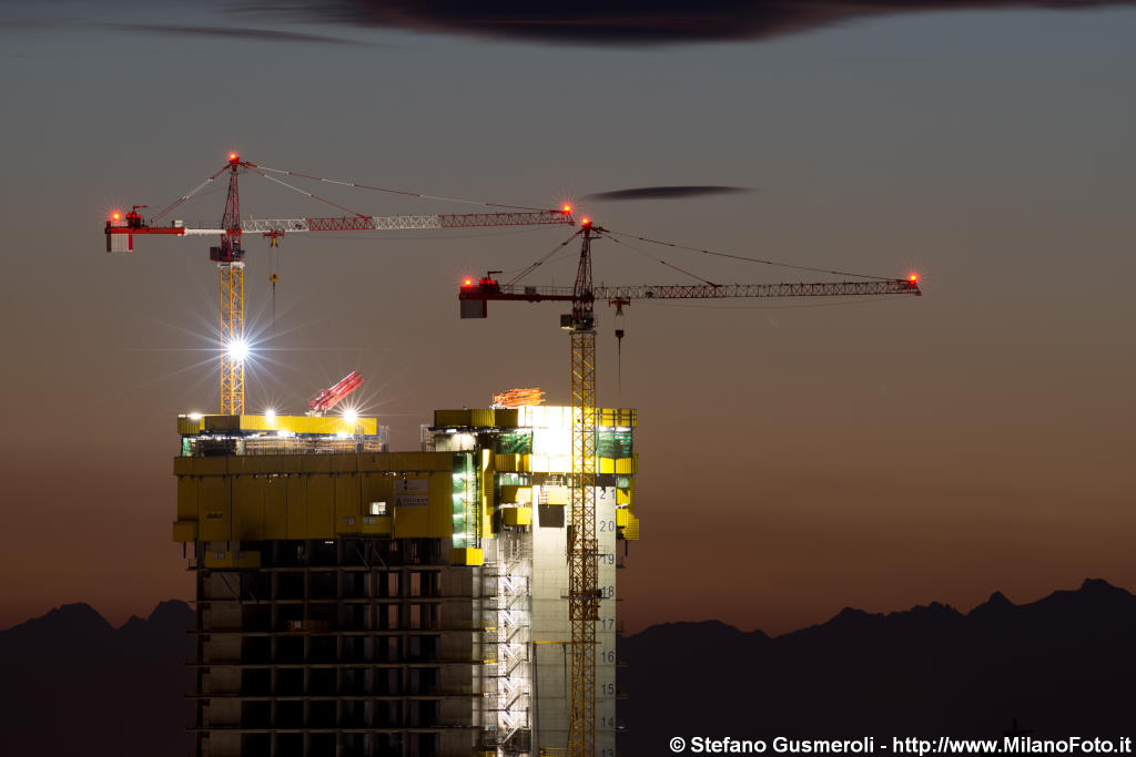  Torre Isozaki al tramonto - click to next image