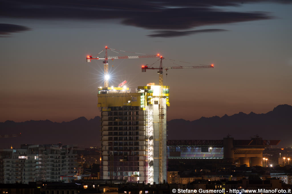  Torre Isozaki e San Siro al tramonto - click to next image