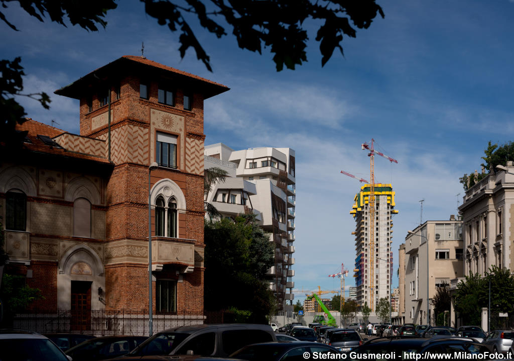  Via Brin 1 e torre Isozaki in costruzione - click to next image