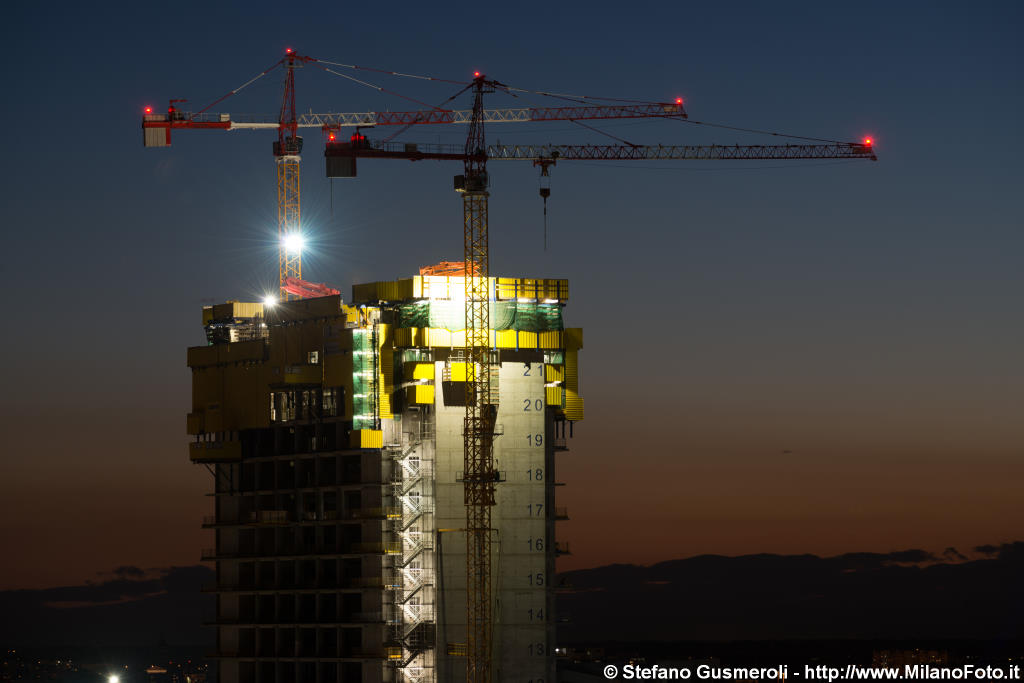  Cantiere torre Isozaki al tramonto - click to next image