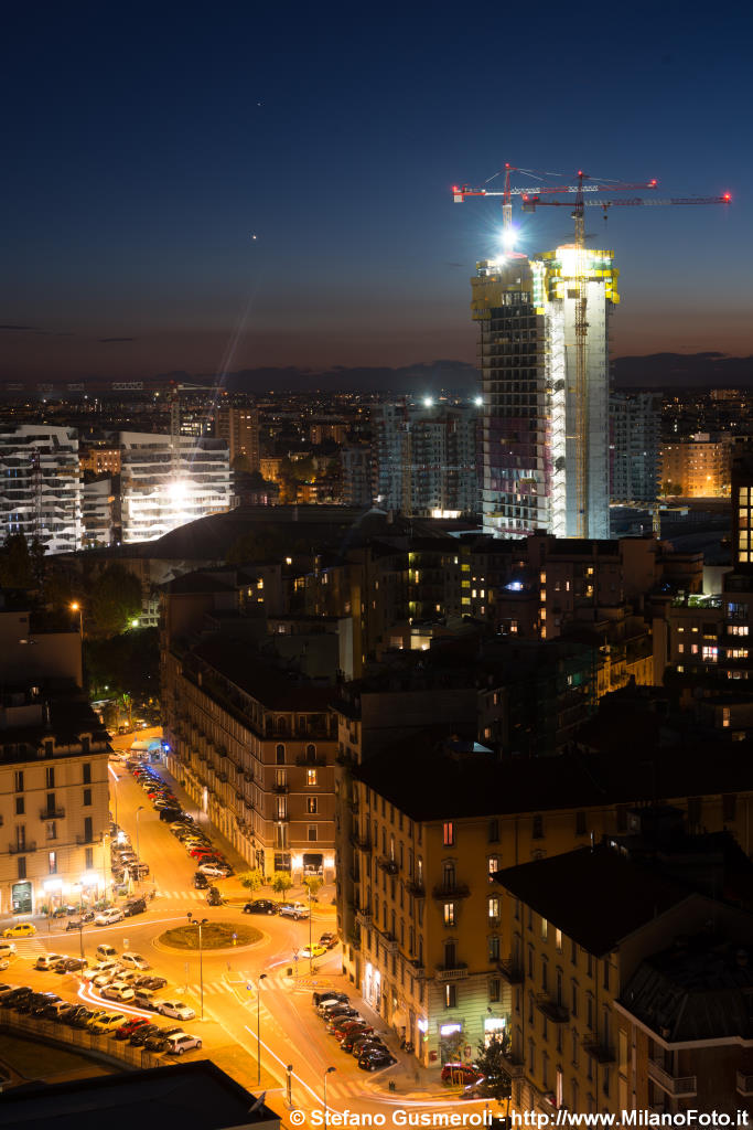  Via Ferrucci e cantiere torre Isozaki al tramonto - click to next image