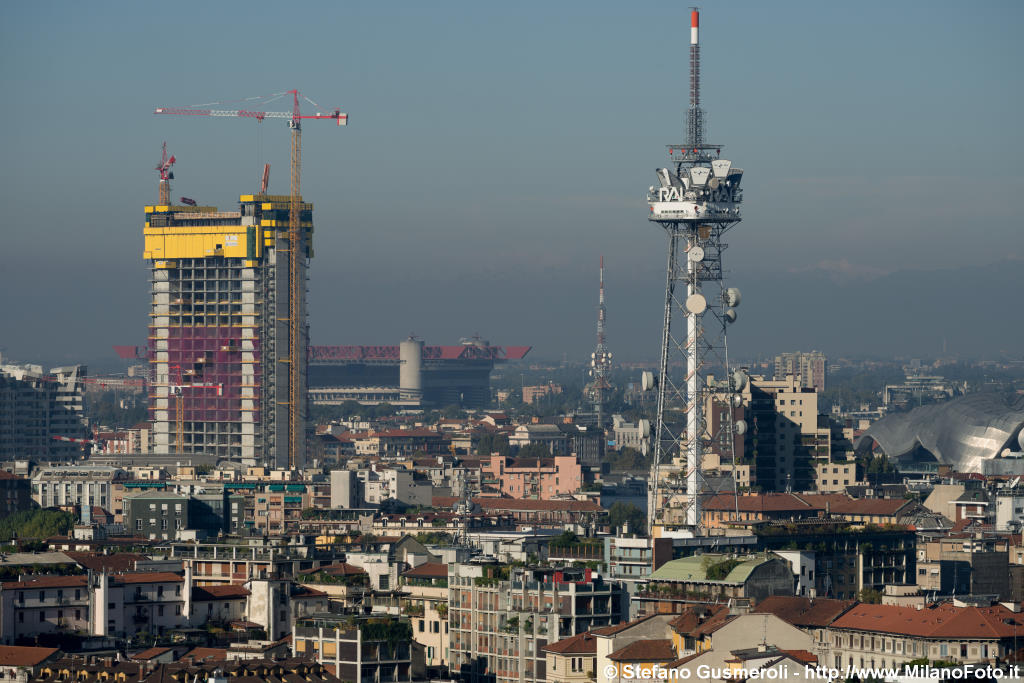  Torre Isozaki e torre RAI - click to next image