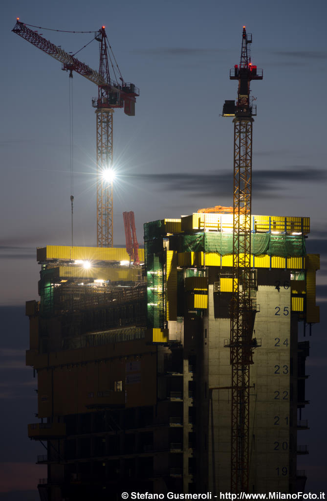  Cantiere torre Isozaki al tramonto - click to next image