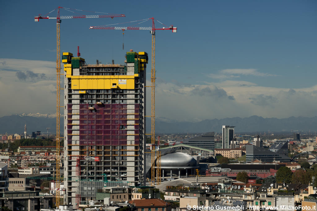  Torre Isozaki in costruzione - click to next image