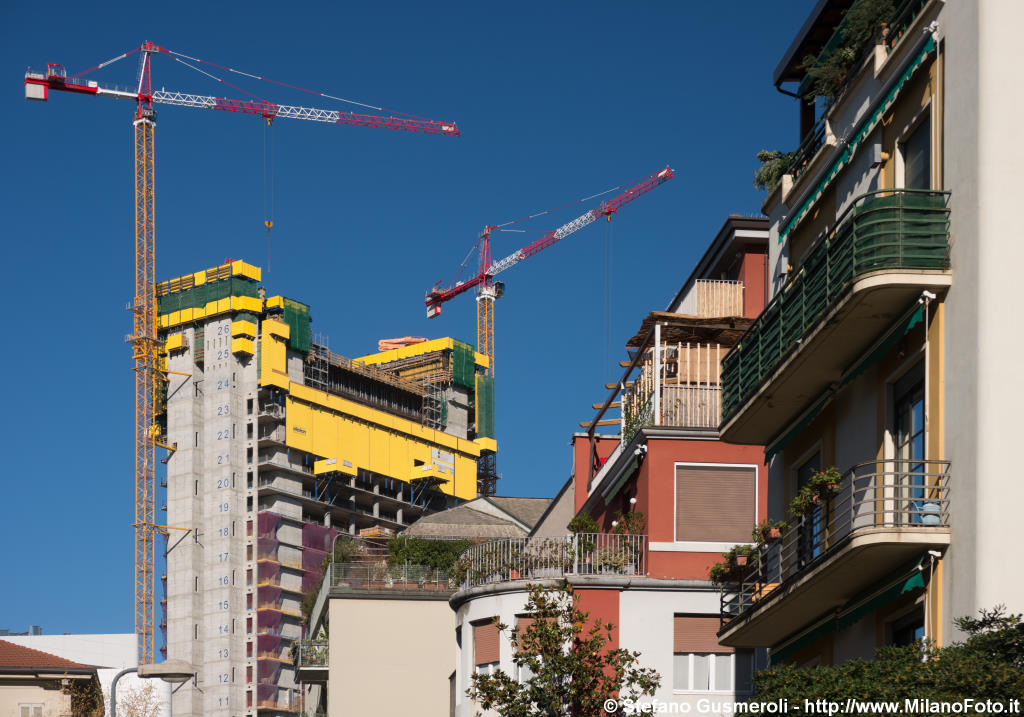  Torre Isozaki e balconi di via Pompeo - click to next image