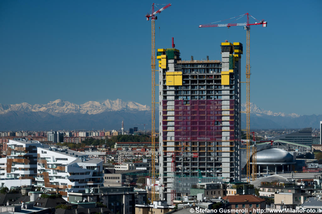  Torre Isozaki e alpi innevate - click to next image