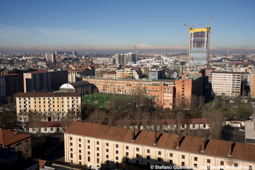  Via Reggimento Savoia Cavalleria e torre Isozaki in costruzione - click to next image