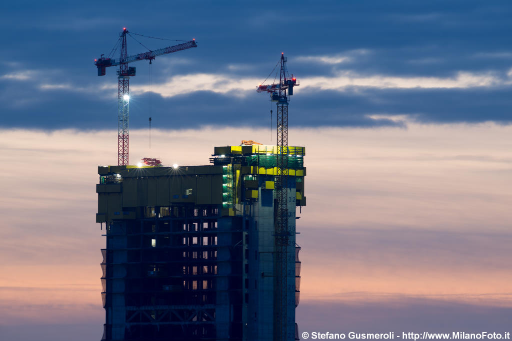  Cantiere torre Isozaki al tramonto - click to next image