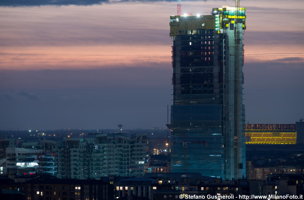  Residenze Libeskind e torre Isozaki al tramonto - click to next image