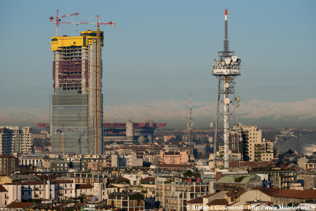  Torre Isozaki e torre RAI - click to next image