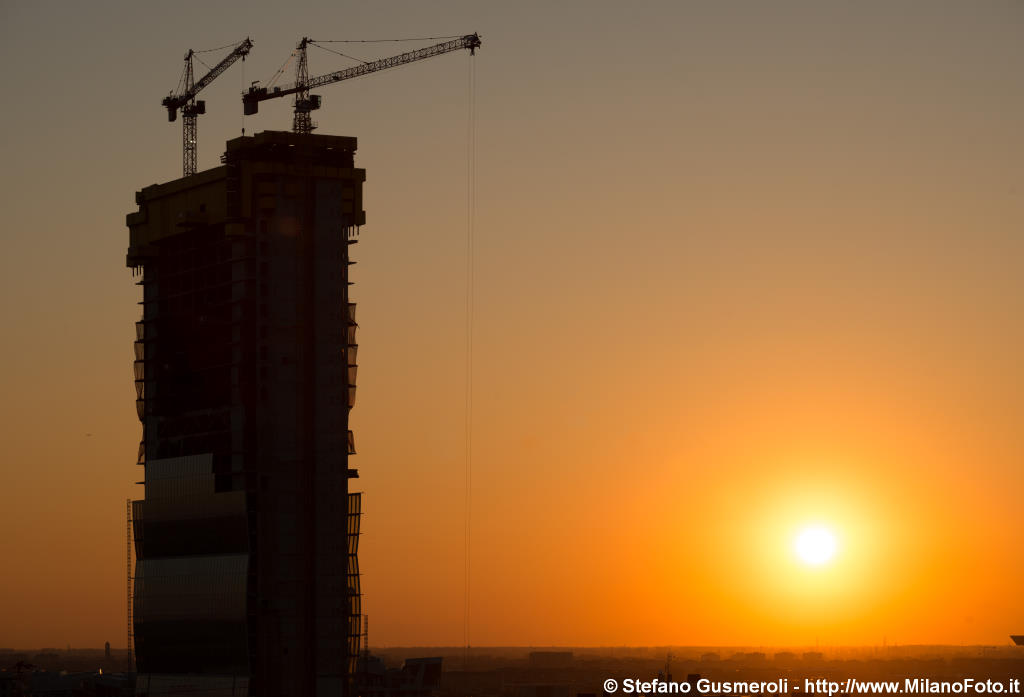  Cantiere torre Isozaki al tramonto - click to next image