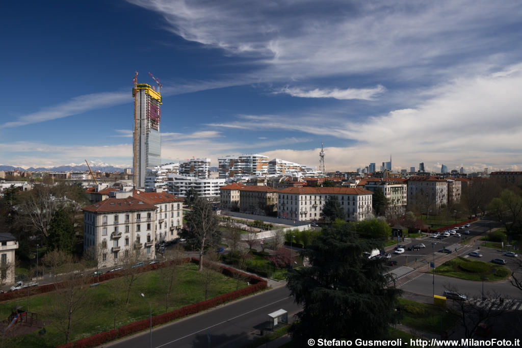  Piazzale Giulio Cesare e torre Isozaki - click to next image