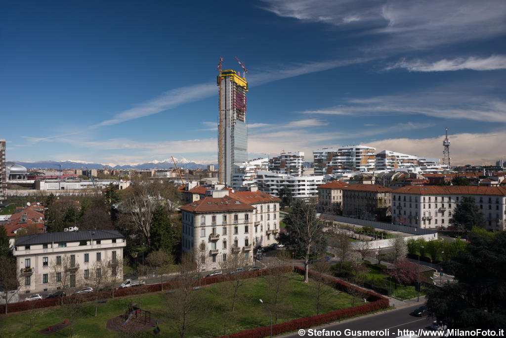  Piazzale Giulio Cesare e torre Isozaki - click to next image