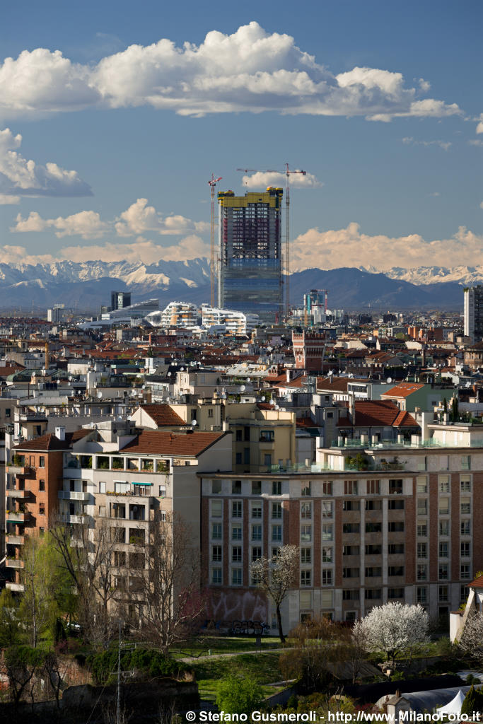  Verso la torre Isozaki in costruzione - click to next image