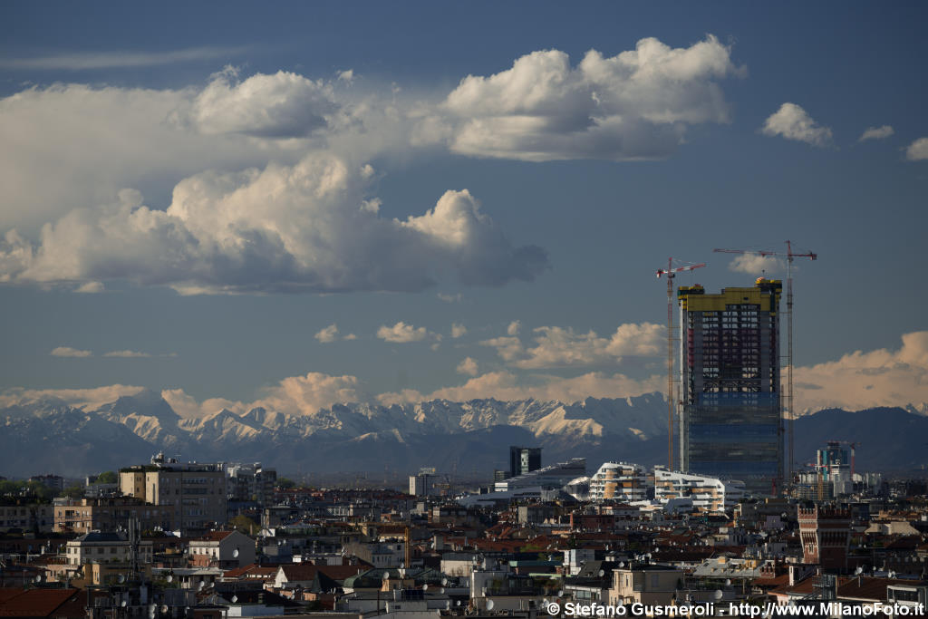  Verso la torre Isozaki in costruzione - click to next image