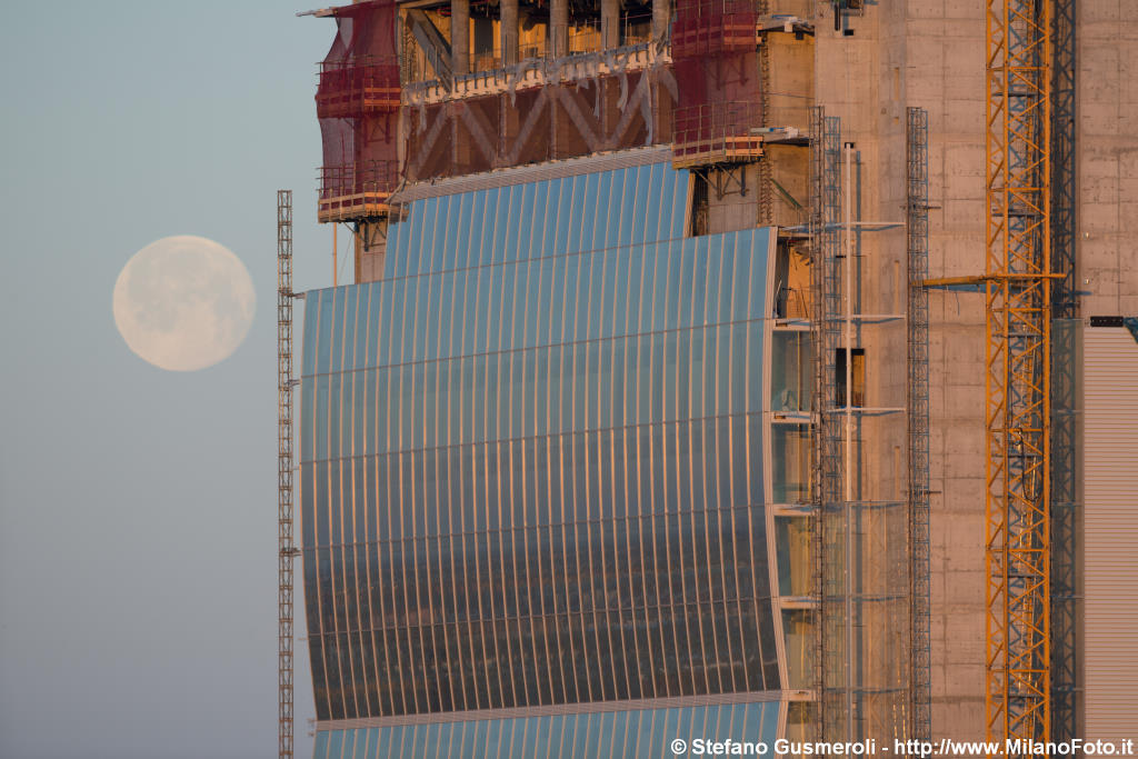  Luna e torre Isozaki in costruzione - click to next image