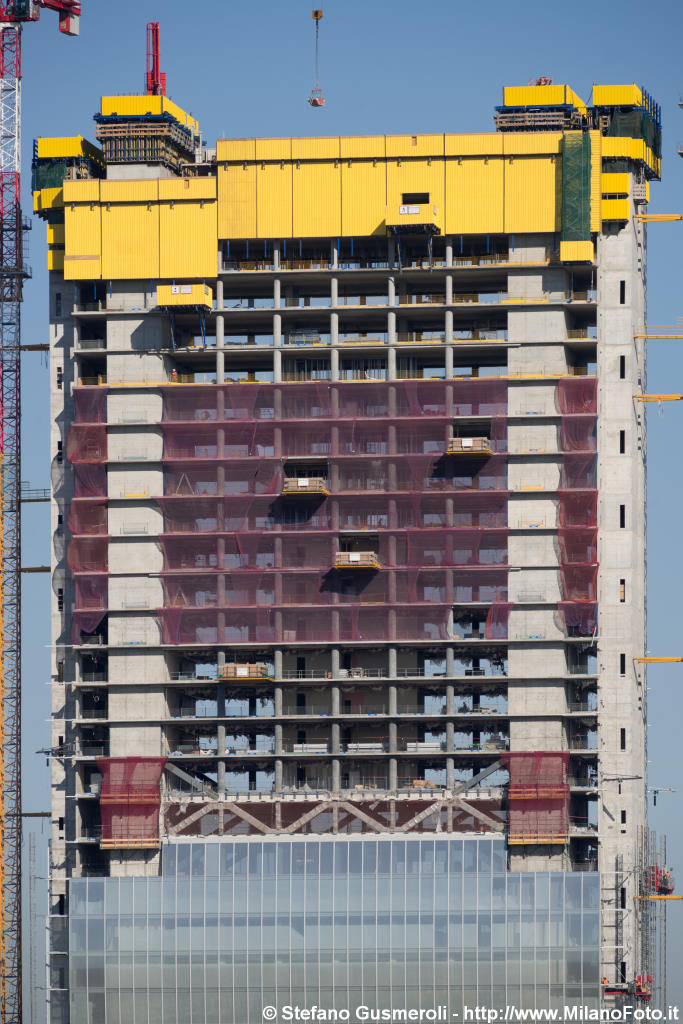  Torre Isozaki in costruzione - click to next image