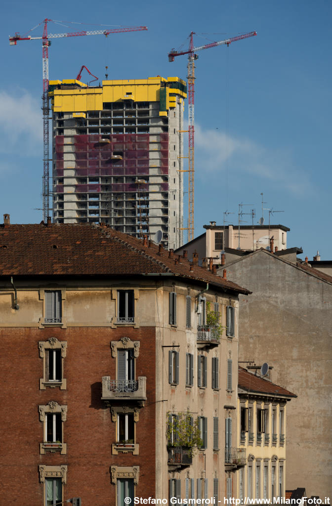  Torre Isozaki in costruzione e Petrarca 2 - click to next image