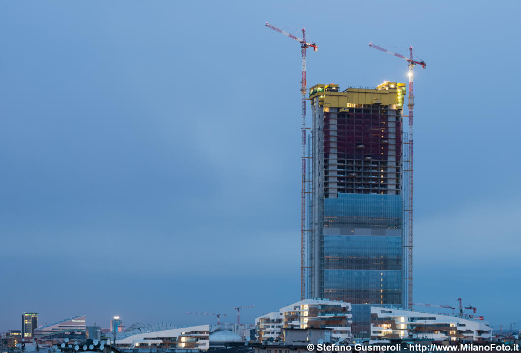  Torre Isozaki in costruzione serale - click to next image