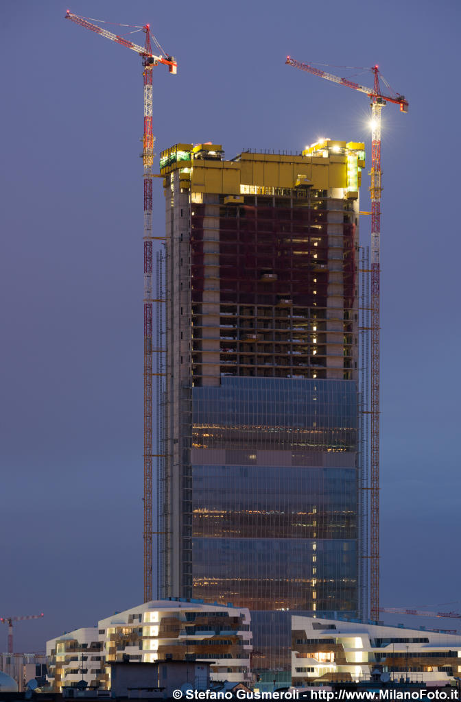  Torre Isozaki in costruzione notturna - click to next image