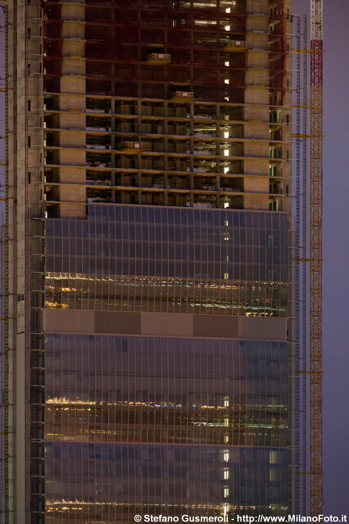  Torre Isozaki in costruzione notturna - click to next image