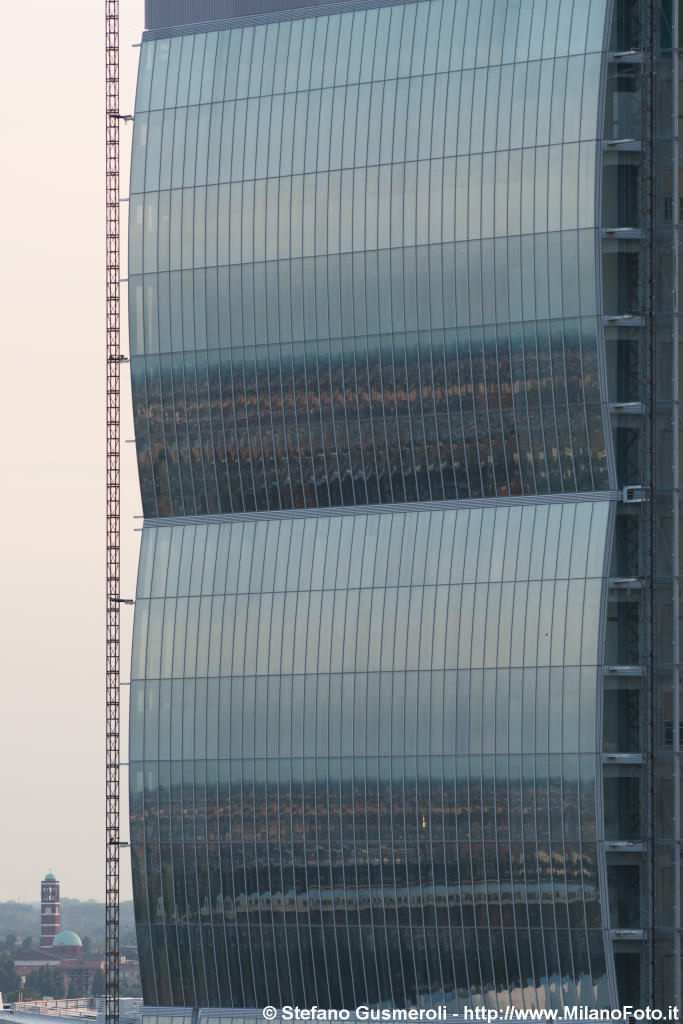  Riflessi sulla torre Isozaki - click to next image