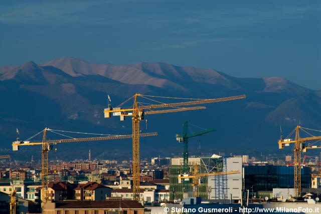  Gru Maciachini Center e monte S.Primo - click to next image