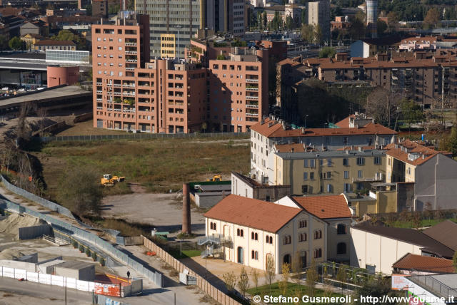  Panorama sugli edifici di via De Castillia - click to next image