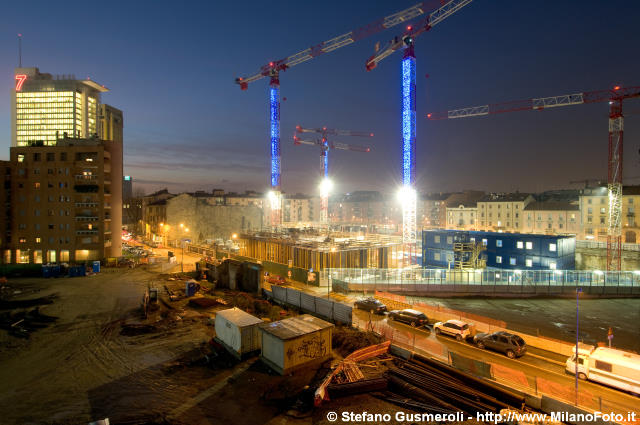  Cantiere Bosco Verticale in notturna - click to next image