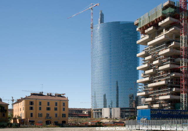  Bosco Verticale e torre Pelli - click to next image