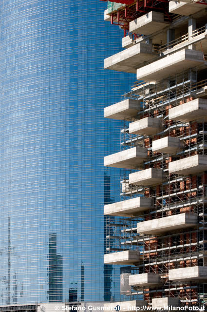  Bosco Verticale e torre Pelli - click to next image