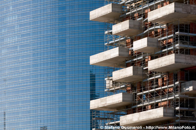  Bosco Verticale e torre Pelli - click to next image