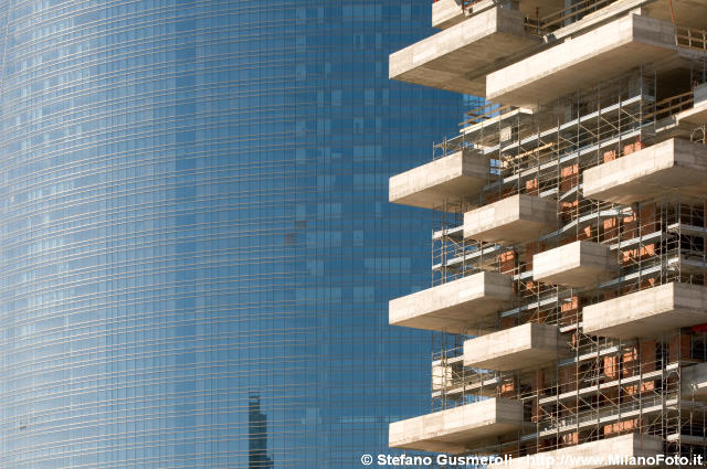  Bosco Verticale e torre Pelli - click to next image