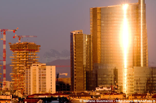  Bosco Verticale e Torre Pelli - click to next image