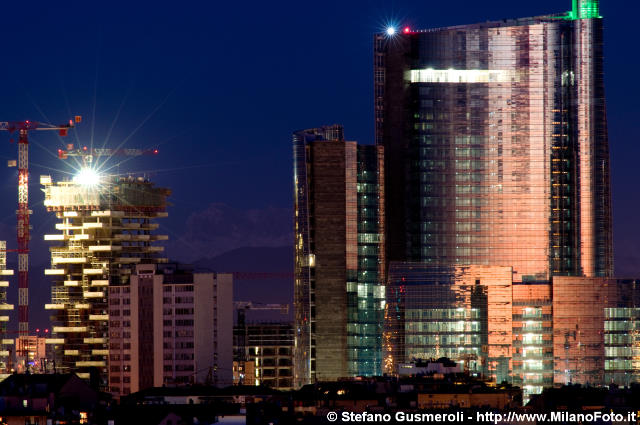  Bosco Verticale e torre Pelli - click to next image