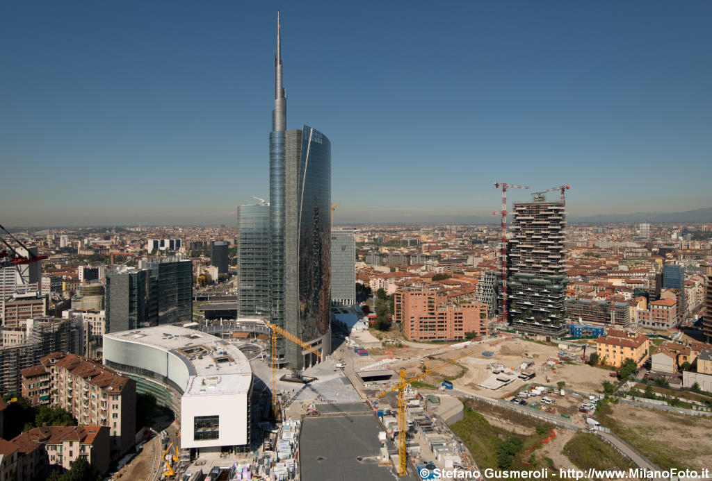  Torre Pelli e Bosco Verticale - click to next image