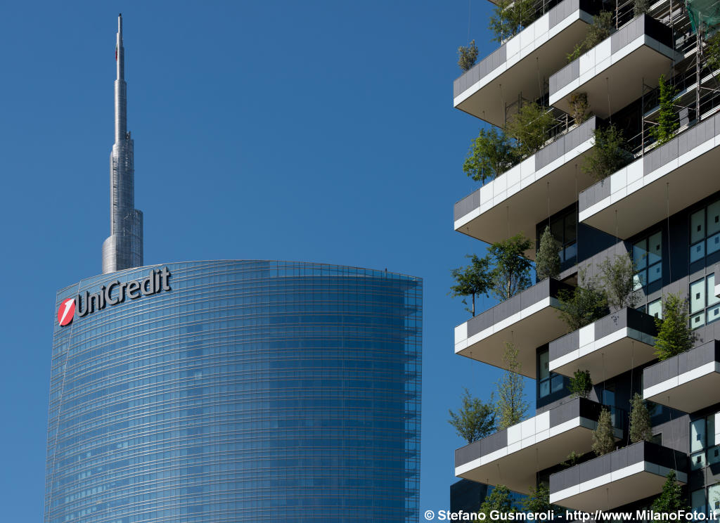  Bosco Verticale e torre Pelli - click to next image