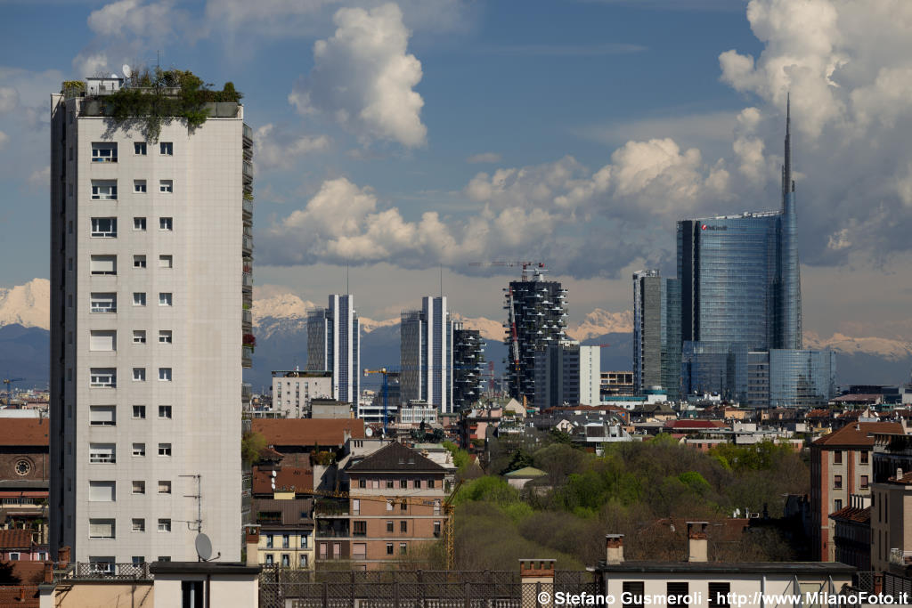  Verso il Bosco Verticale durante lo smontaggio della gru - click to next image