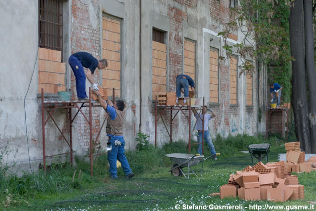  Le finestre del piano terreno vengono murate - click to next image