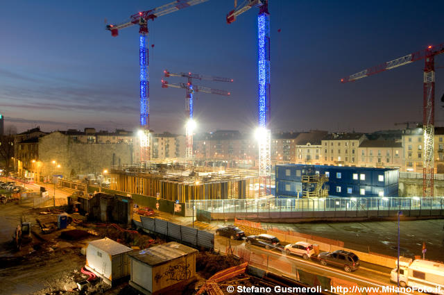  Cantiere Bosco Verticale in notturna - click to next image