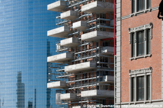  Scorcio del cantiere Bosco Verticale da via Volturno - click to next image