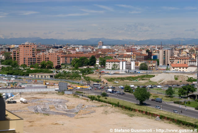  Panorama sugli scavi alle Varesine e sui tetti dell'Isola - click to next image