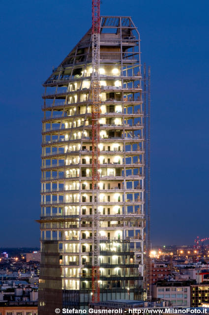  Torre KPF in notturna - click to next image