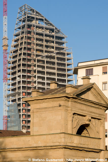  Porta Nuova e torre KPF - click to next image