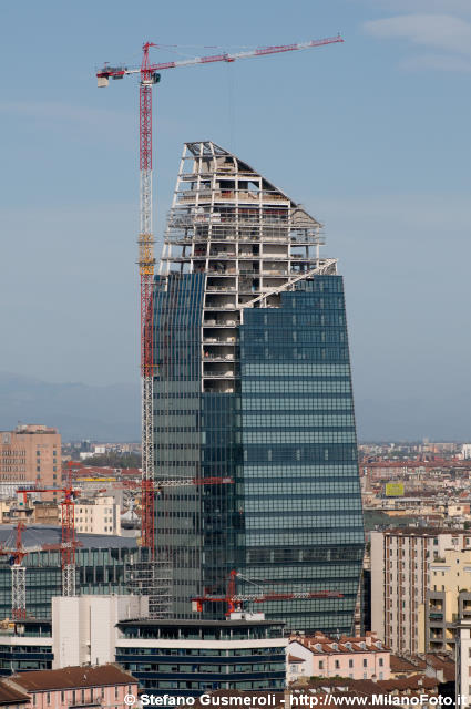  Torre KPF verso il termine del cladding - click to next image